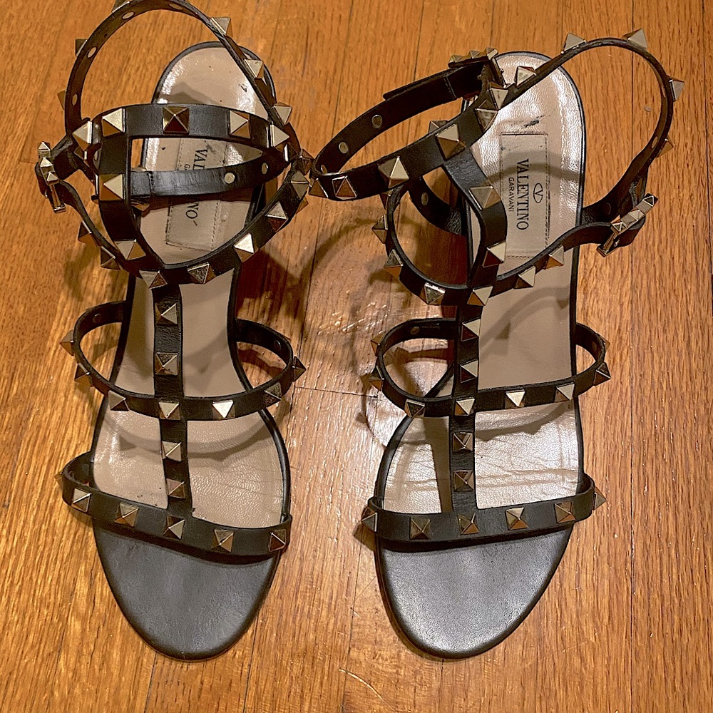 Valentino Garavani Rockstud 60 leather sandal in black